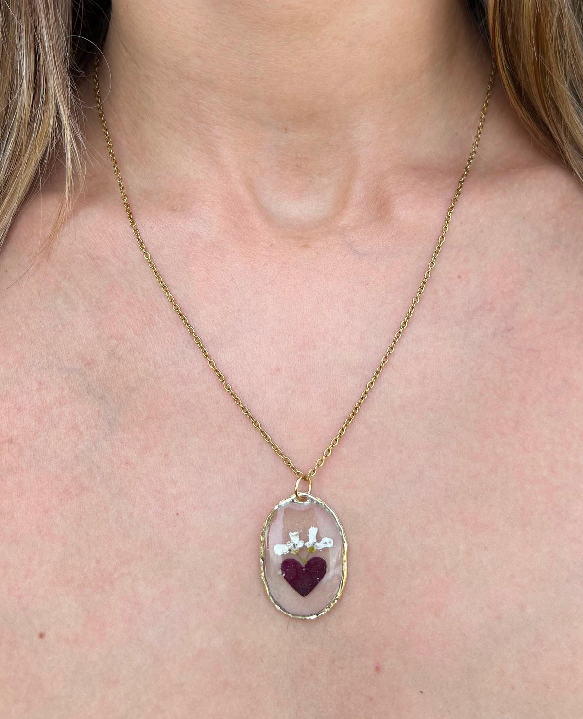 Collana fioriture trasparente - cuore di rosa rossa e fiori di campo