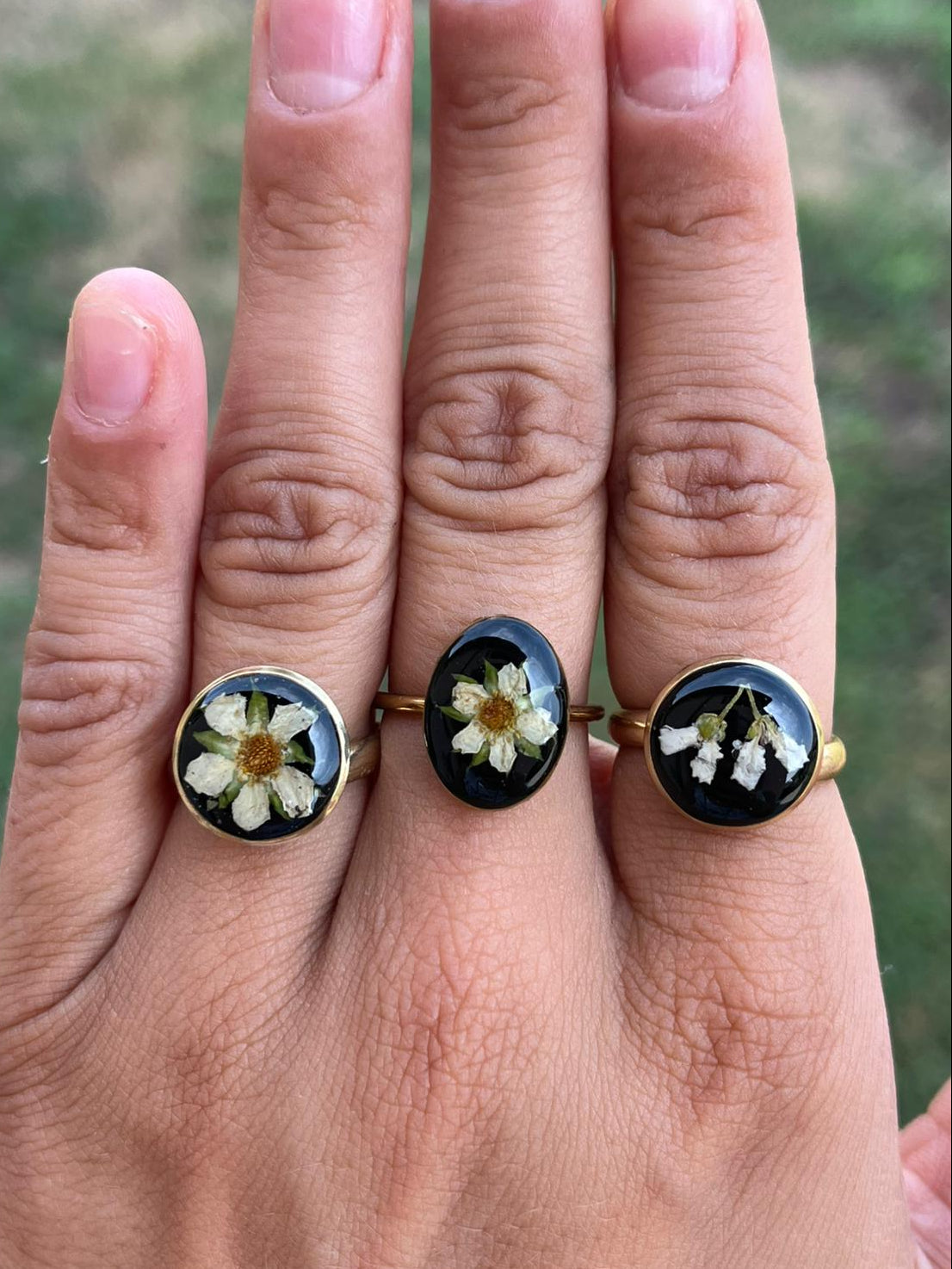 Anello piccole fioriture - fiori di campo bianchi