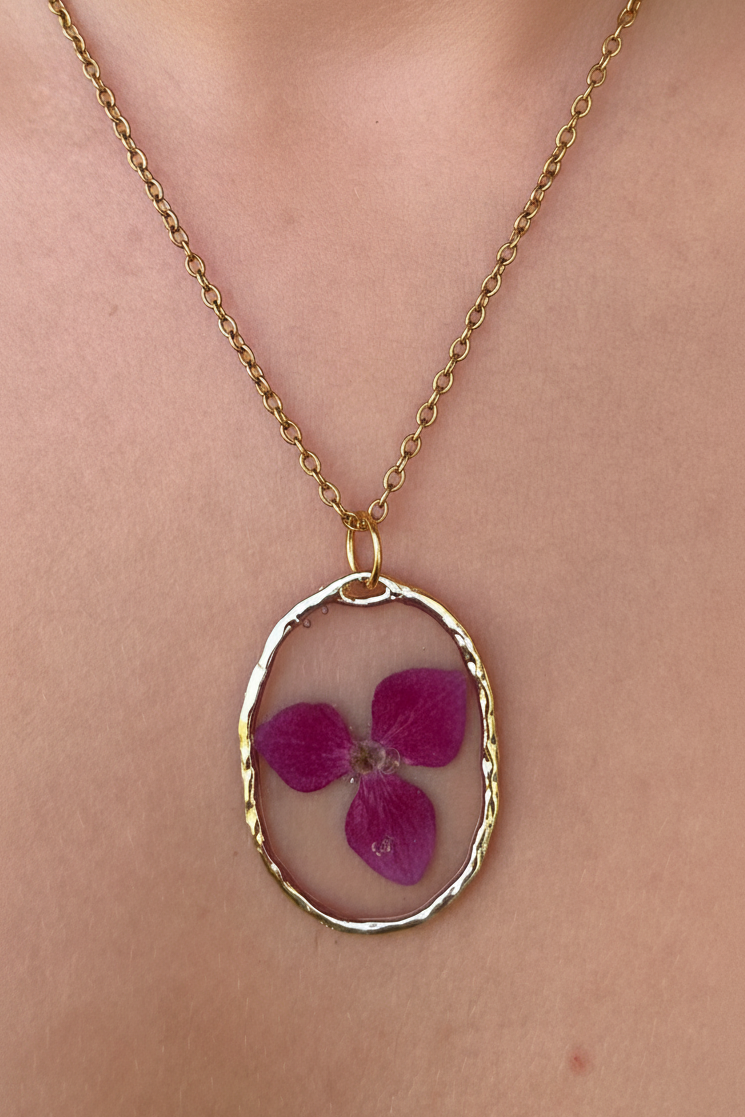Collana con fiore in resina
