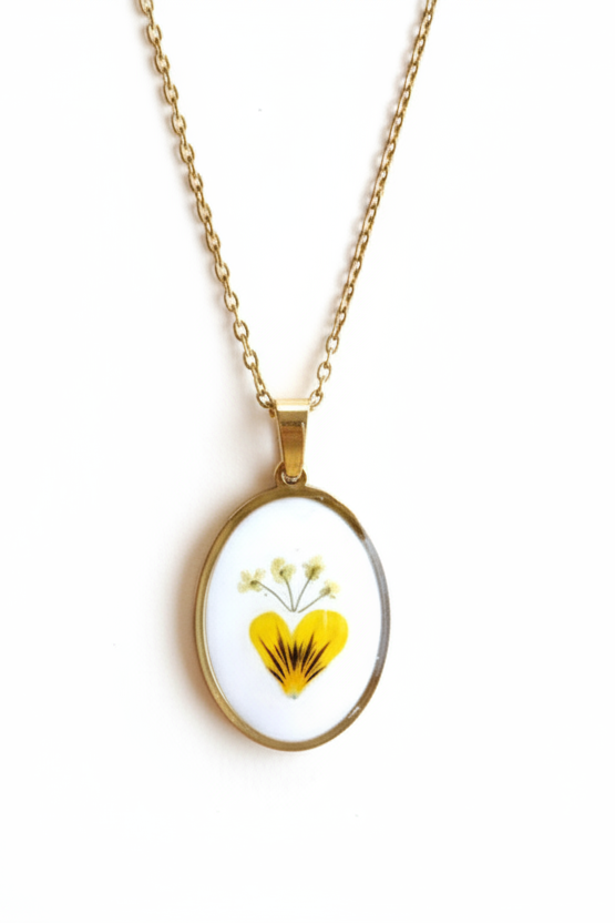 Collana cuore giallo sfondo bianco