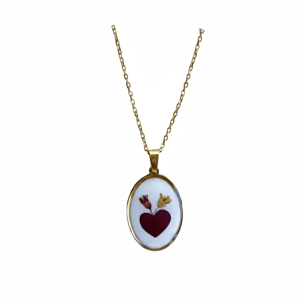Collana cuore sfondo bianco