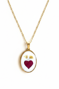 Collana medaglietta cuore sfondo bianco puro