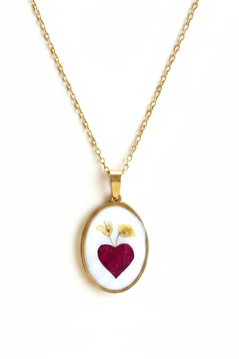 Collana medaglietta cuore sfondo bianco puro