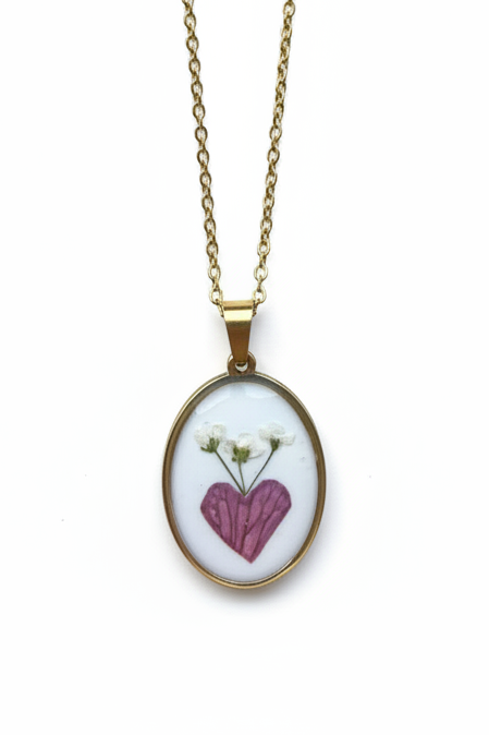 Collana medaglietta cuore sfondo bianco