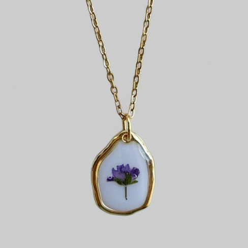 Collana sfondo #F5F5F5