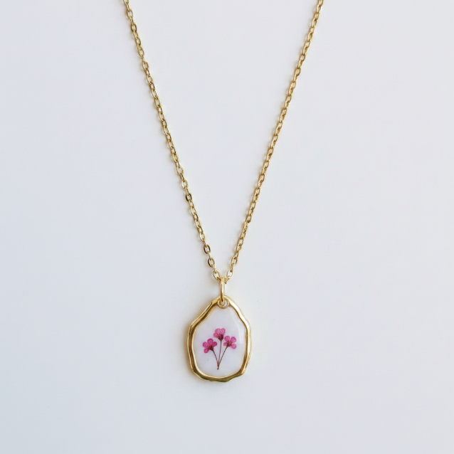 Collana su sfondo #F5F0FA