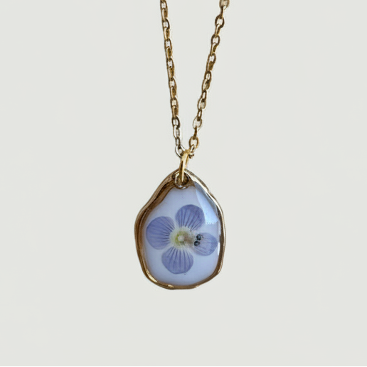 Collana su sfondo #F5F5F5