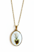 Collana violetta gialla sfondo bianco
