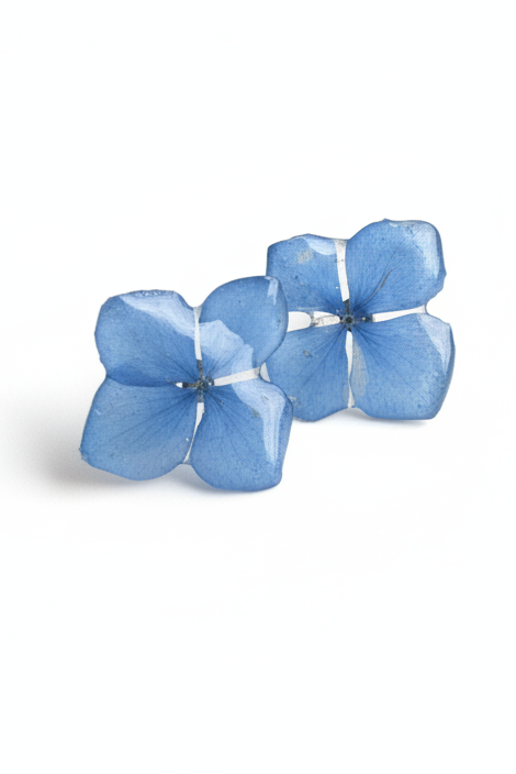 Orecchini resina idrangea blu su sfondo bianco