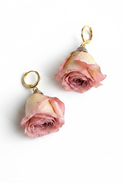 Orecchini rose rosa sfondo bianco 1