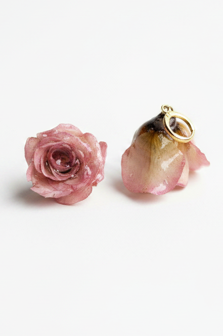 Orecchini rose rosa sfondo bianco 2